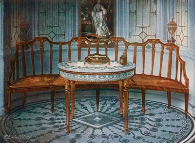 Sofá de madera satinada tallada. Mesa pintada y dorada de Edwin John Foley