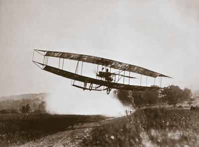 El aviador estadounidense Glenn Curtiss realizando el primer vuelo más pesado que el aire en su 