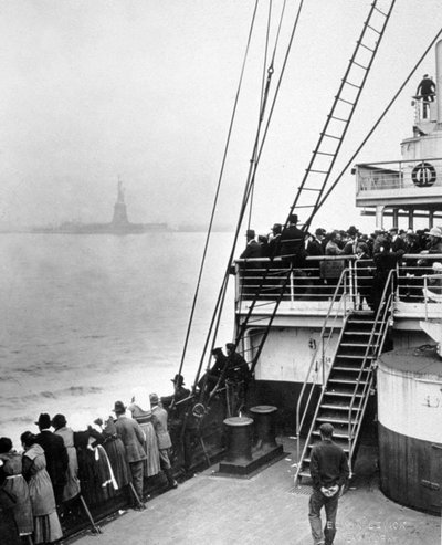 Llegada de inmigrantes a Ellis Island, Nueva York, foto de Edwin Levick, c. 1905 de Edwin Levick