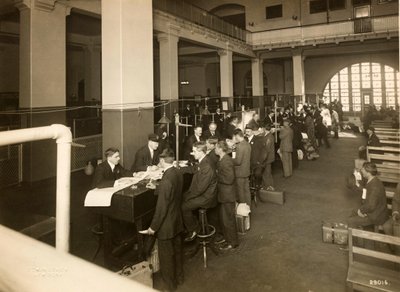 Inmigrantes siendo registrados en el Salón Principal, Estación de Inmigración de EE. UU., 1902-10 de Edwin Levick