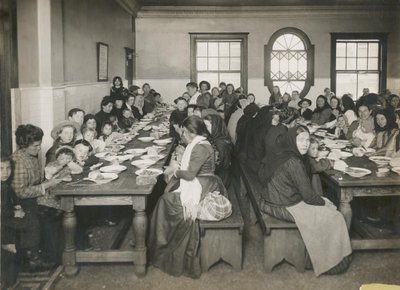 Inmigrantes servidos con una comida gratis en Ellis Island, c.1906 de Edwin Levick