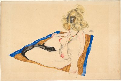 Desnudo rubio sentado en una alfombra marrón con borde azul de Egon Schiele