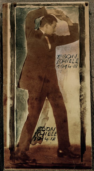 Egon Schiele con los brazos en alto ... (foto) de Egon Schiele
