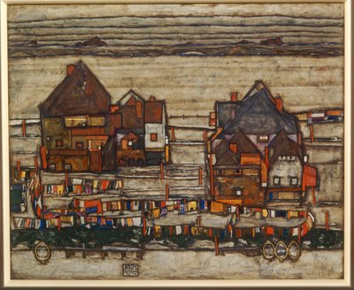 Casas y lavandería colorido, suburbio, también dos bloques de casas con líneas de lavado ... de Egon Schiele