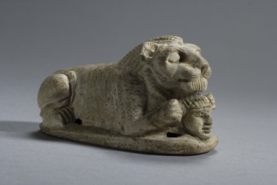 Tapa de un León reclinado agarrando una Cabeza, Napata-Meroe, Alta Nubia de Egyptian