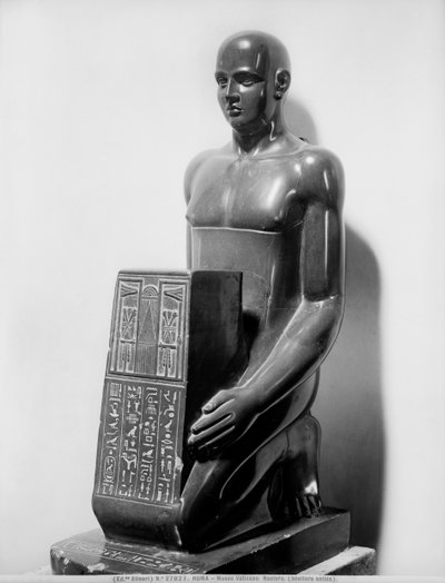 Estatua naofórica de un hombre (basalto) de Egyptian