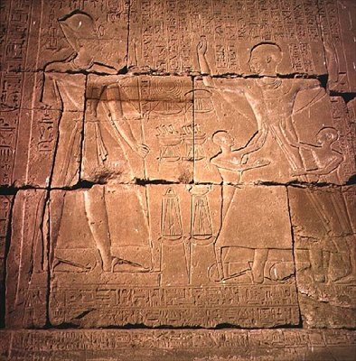 Relieve que representa a un faraón y su familia de Egyptian