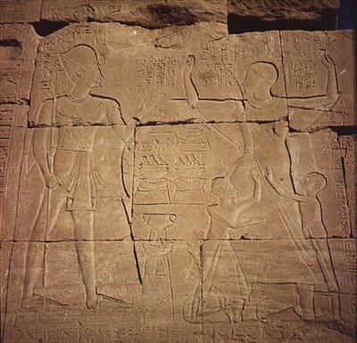 Relieve que representa a un faraón y su familia de Egyptian