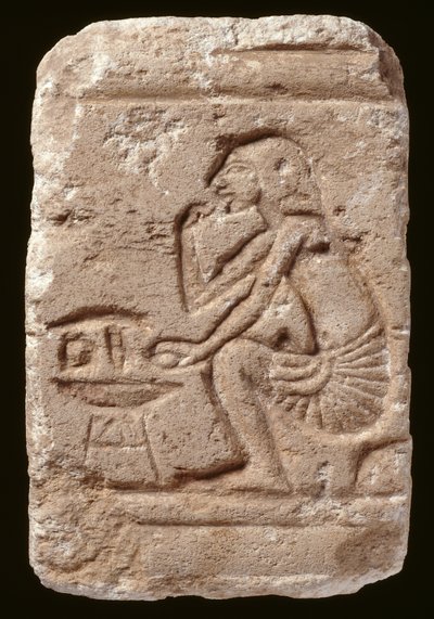Relieve de un hombre sentado junto a una mesa, período de Amarna de Egyptian