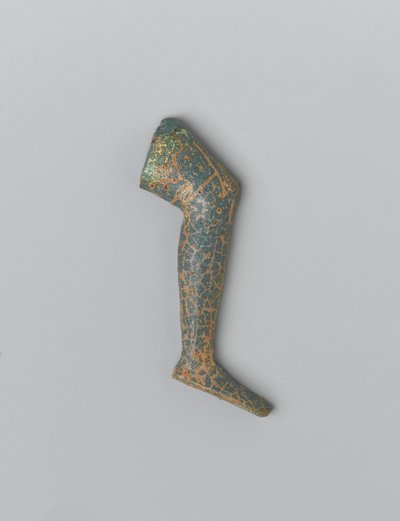 Pequeña pierna humana de vidrio opaco azul verdoso de una figura incrustada de Egyptian