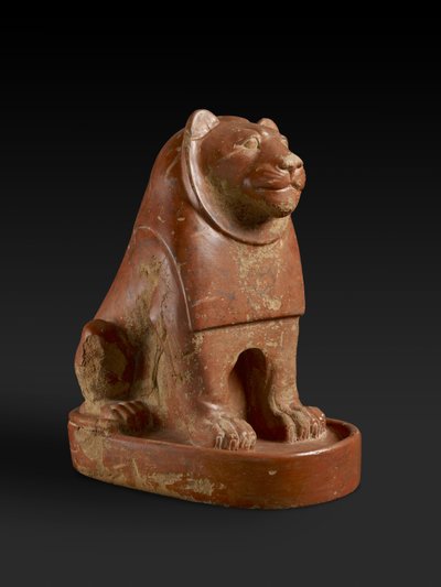 Estatuilla de un León sentado en un pedestal, del recinto del templo en Hierakonpolis, Egipto, Protodinástico tardío, final del Reino Antiguo, c.2700-2200 a.C. de Egyptian