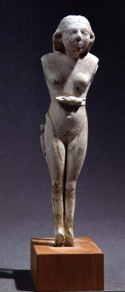 Estatuilla de una mujer desnuda, Periodo Tinita, c.3100-2700 a.C. (marfil de hipopótamo) de Egyptian