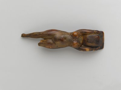 Plato de tocador sostenido por una figura de mujer flotando, de Saqqara de Egyptian