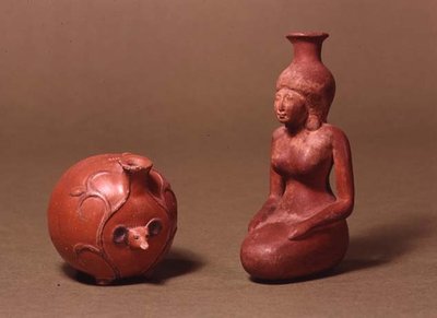 Vasijas en forma de niña y erizo de Egyptian