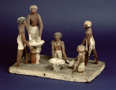 Modelo de cinco hombres elaborando cerveza, de Beni Hasan, Reino Medio, c.2035-1668 a.C. de Egyptian 11th Dynasty
