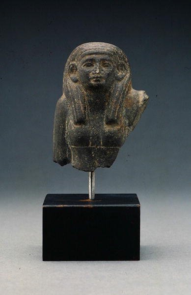 Cabeza y hombros de una mujer de un grupo de estatuas, probablemente una díada funeraria, Reino Medio de Egyptian 12th Dynasty