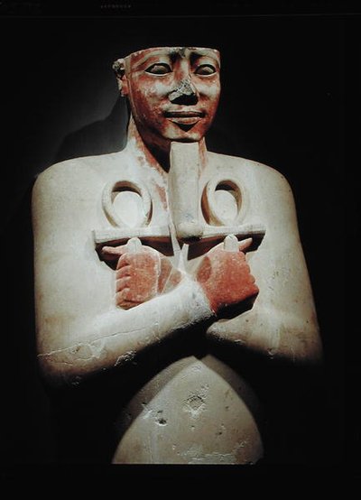Estatua de Sesostris I (c.1918-1875 a.C.) sosteniendo el ankh con ambas manos cruzadas sobre su pecho, del Templo de Karnak, Nuevo Reino de Egyptian 12th Dynasty