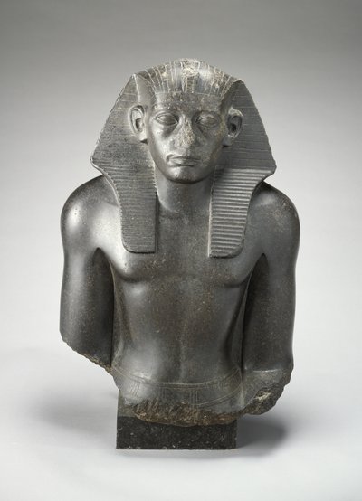 Cabeza y torso masculino de una estatua sentada del Rey Sesostris III? de Egipto. de Egyptian 13th Dynasty