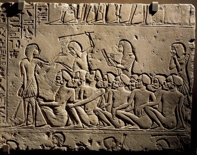 Un grupo de prisioneros negroides rodeados por guardias armados con garrotes mientras un escriba redacta un informe, relieve de la tumba de Horemheb en Saqqara. de Egyptian 18th Dynasty