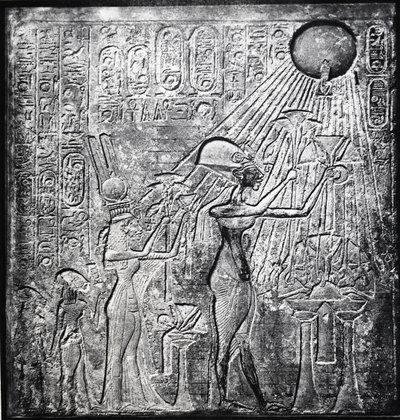 Akenatón (Amenhotep IV) faraón hereje, reinó desde c.150 a.C., aquí con Nefertiti y sus dos hijas ofreciendo regalos al Sol. Relieve originalmente en el Templo del Sol, Tebas. Ropas de lino de Egyptian 18th Dynasty