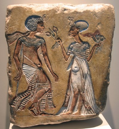 Akhenatón (reinó 1353-1336 a.C.) y Nefertiti (c1370 a.C.-c1330 a.C.) Gran Esposa Real del faraón egipcio Akhenatón. Relieve en el Museo Egipcio en el Altes Museum Berlín. de Egyptian 18th Dynasty