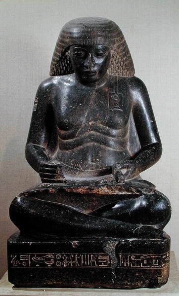 Amenhotep, hijo de Hapu, sentado con las piernas cruzadas, del Templo de Amón, Karnak, c.1391-53 a.C. de Egyptian 18th Dynasty