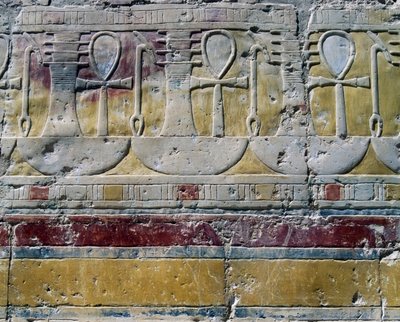 Ankh, signo jeroglífico de la vida, Djed, símbolo en forma de pilar, y Uas, signo del cetro, relieves pintados, Capilla de Hathor, Templo mortuorio de la reina Hatshepsut, Deir el-Bahri, Tebas, Civilización egipcia, Reino Nuevo, Dinastía XVIII de Egyptian 18th Dynasty