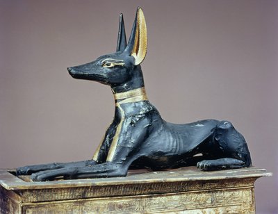 Anubis, dios egipcio de los muertos de un cofre en forma de santuario, de la tumba de Tutankamón (c.1370-52 a.C.) Nuevo Reino de Egyptian 18th Dynasty