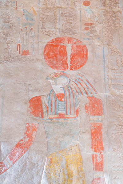 Talla en bajorrelieve del dios solar Ra, templo de Hatshepsut de Deir Al Bahari, Luxor, Egipto (foto) de Egyptian 18th Dynasty