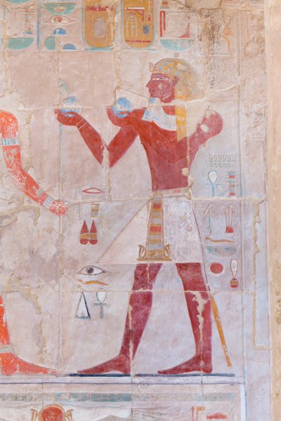 Imagen en bajorrelieve que representa a un faraón haciendo ofrendas, templo de Hatshepsut de Deir Al Bahari, Luxor, Egipto (foto) de Egyptian 18th Dynasty