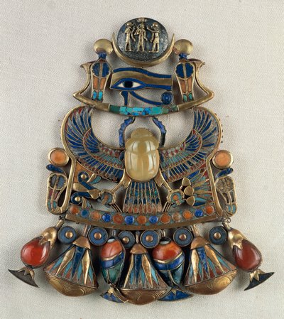 Coraza con emblemas solares y lunares, De la tumba de Tutankamón, Tebas, Egipto, Arte orfebre, Civilización egipcia, Reino Nuevo, Dinastía XVIII de Egyptian 18th Dynasty