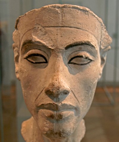 Busto de Nefertiti (c1370- c1330 a.C.) Gran Esposa Real (consorte principal) del faraón egipcio Akhenatón. Nefertiti y su esposo fueron conocidos por una revolución religiosa. Comenzaron a adorar a un solo dios, Atón, el disco solar. de Egyptian 18th Dynasty