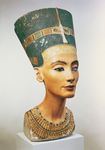 Busto de la reina Nefertiti, del estudio del escultor Thutmose en Tell el-Amarna de Egyptian 18th Dynasty