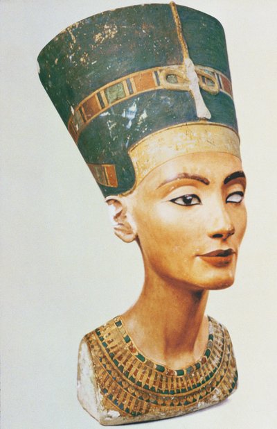 Busto de la Reina Nefertiti, del estudio del escultor Thutmose en Tell el-Amarna de Egyptian 18th Dynasty