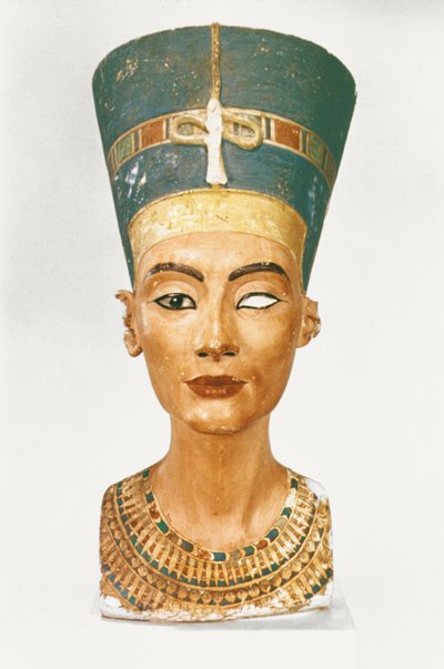 Busto de la reina Nefertiti, vista frontal, del estudio del escultor Thutmose en Tell el-Amarna de Egyptian 18th Dynasty
