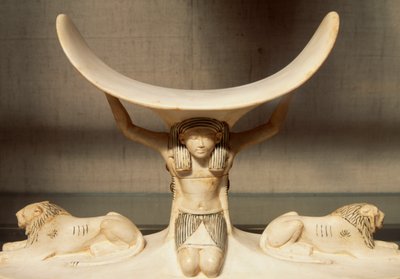 Reposacabezas de marfil tallado sostenido por Shu, personificación del aire, de la Tumba de Tutankamón, civilización egipcia, XVIII Dinastía de Egyptian 18th Dynasty