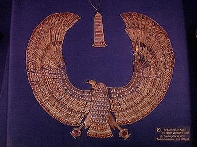 Collar en forma de la diosa buitre Nekhbet, de la tumba de Tutankamón (c.1370-52 a.C.) Nuevo Reino de Egyptian 18th Dynasty