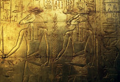 Deidades, grabado del panel posterior de la tercera capilla funeraria recubierta de oro, Tesoro de Tutankamón, Egipto, Civilización egipcia, Reino Nuevo, Dinastía XVIII de Egyptian 18th Dynasty