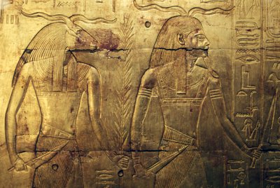 Deidades, grabado en el panel posterior de la tercera capilla funeraria cubierta de oro, Tesoro de Tutankamón, Egipto, Civilización egipcia, Reino Nuevo, Dinastía XVIII de Egyptian 18th Dynasty
