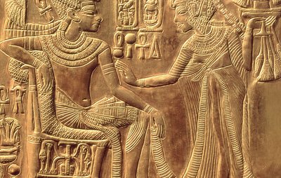 Detalle del Santuario Dorado de Tutankamón (c.1370-52 a.C.) que representa a la Reina ungiéndolo con ungüento perfumado, Nuevo Reino (detalle) de Egyptian 18th Dynasty