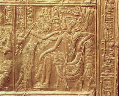 (detalle) del pequeño santuario de Tutankamón que representa a la Reina abrochando un collar alrededor del cuello del rey de Egyptian 18th Dynasty