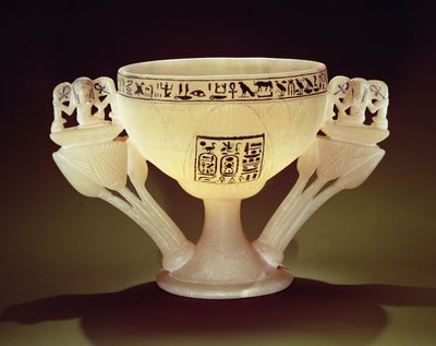Copa para beber en forma de flor de loto medio abierta, encontrada en la entrada de la tumba de Tutankamón (c.1370-1352 a.C.) Reino Nuevo de Egyptian 18th Dynasty