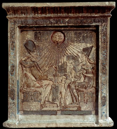 Reina egipcia Nefertiti (1353-1336 a.C.), con el faraón Amenofis IV (Akhenatón o Amenhotep) (1352-1338 a.C.) y sus hijos. Bajo relieve. XVIII dinastía, Nuevo Imperio. El Cairo, Museo Egipcio de Egyptian 18th Dynasty