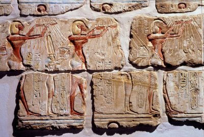 Antigüedad egipcia: “La adoración del sol”. Fragmento de la pared en gres de Amenofis IV en Luxor. 1365-1360 a.C. Dinastía XVIII de Egyptian 18th Dynasty