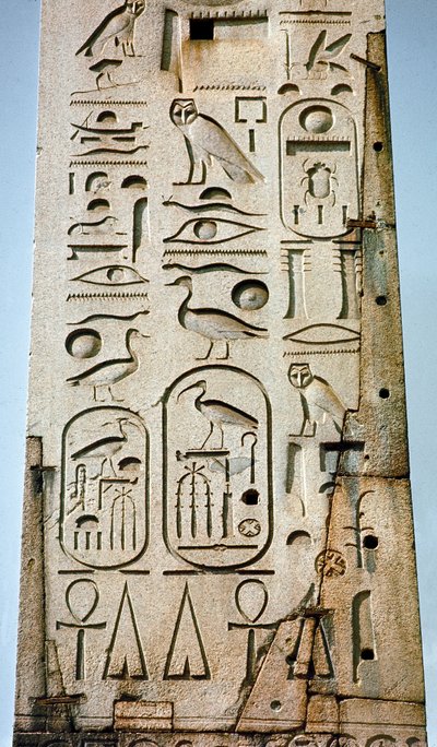 Antigüedad egipcia: detalle del obelisco Lateranense cubierto con jeroglíficos del Templo de Amón en Tebas. Siglo XV a.C. Plaza de San Juan, Roma de Egyptian 18th Dynasty