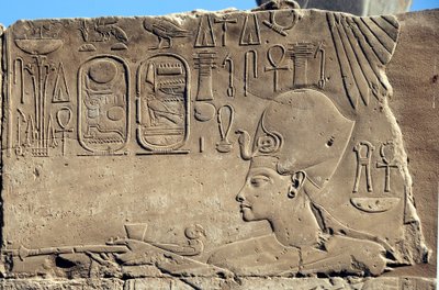 Antigüedad egipcia: bajo relieve que representa al faraón Horemheb de Egyptian 18th Dynasty