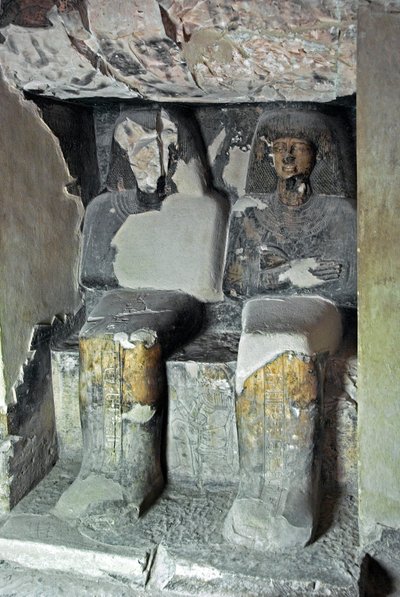 Antigüedad egipcia: esculturas cerca de la tumba de Khaemhat, inspector de almacenes y escriba en la corte de Amenofis III, representando al escriba e Imhotep. Dinastía XVIII. 1530-1290 a.C. Valle de los Nobles, Luxor, orilla oeste, Egipto de Egyptian 18th Dynasty