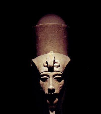 Antigüedad egipcia: estatua de Amenhotep IV (Amenofis IV o Akenatón) con la doble corona. 1301 a.C. Dinastía XVIII. (detalle) del Templo de Amón Ra en Tebas. Museo de Luxor, Egipto de Egyptian 18th Dynasty
