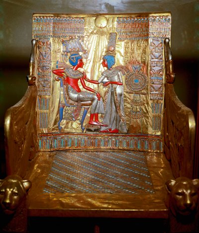 Antigüedades egipcias: un trono de madera dorada y pintada de Tutankamón que forma parte del tesoro del faraón. Representación de la reina Ankhesenpaaton masajeando con aceite el hombro de su hermano y esposo Tutankamón bajo el sol de Egyptian 18th Dynasty