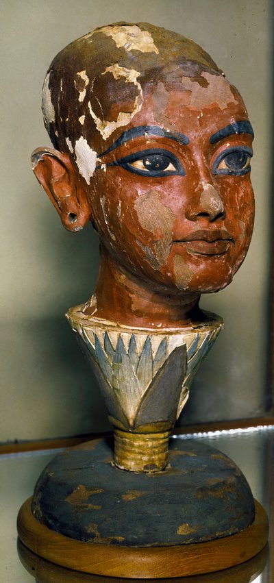 Antigüedades egipcias: retrato del joven faraón Tutankamón sostenido por una hoja de loto. Talla de madera pintada. Del tesoro de Tutankamón. Museo Egipcio, El Cairo de Egyptian 18th Dynasty